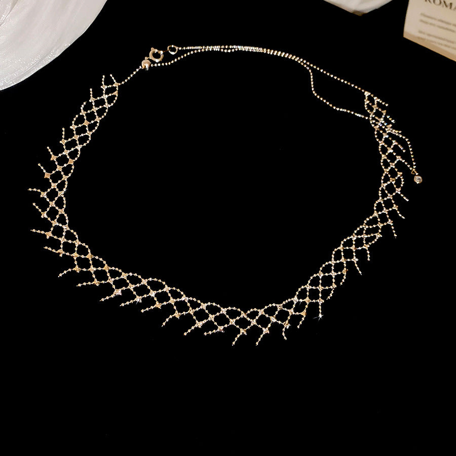 Collar con colgante calado minimalista de inspiración coreana para mujer con cadena de cobre chapado y diseño delicado para clavícula