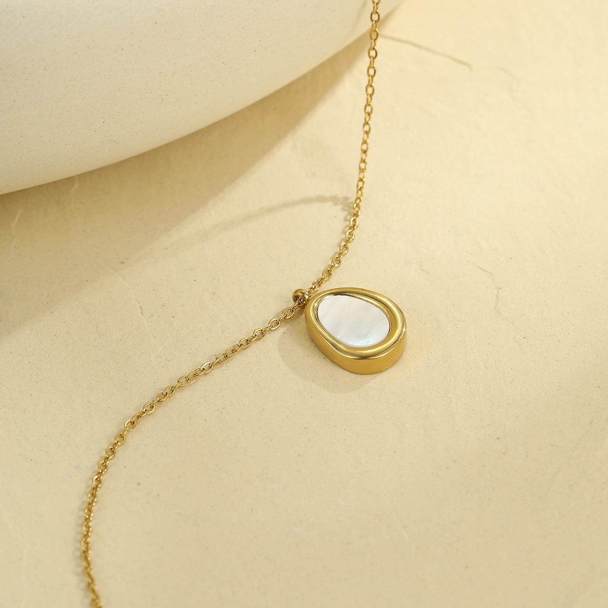 Collana pendente geometrica minimalista da donna in acciaio inossidabile placcato oro, catena leggera a clavicola