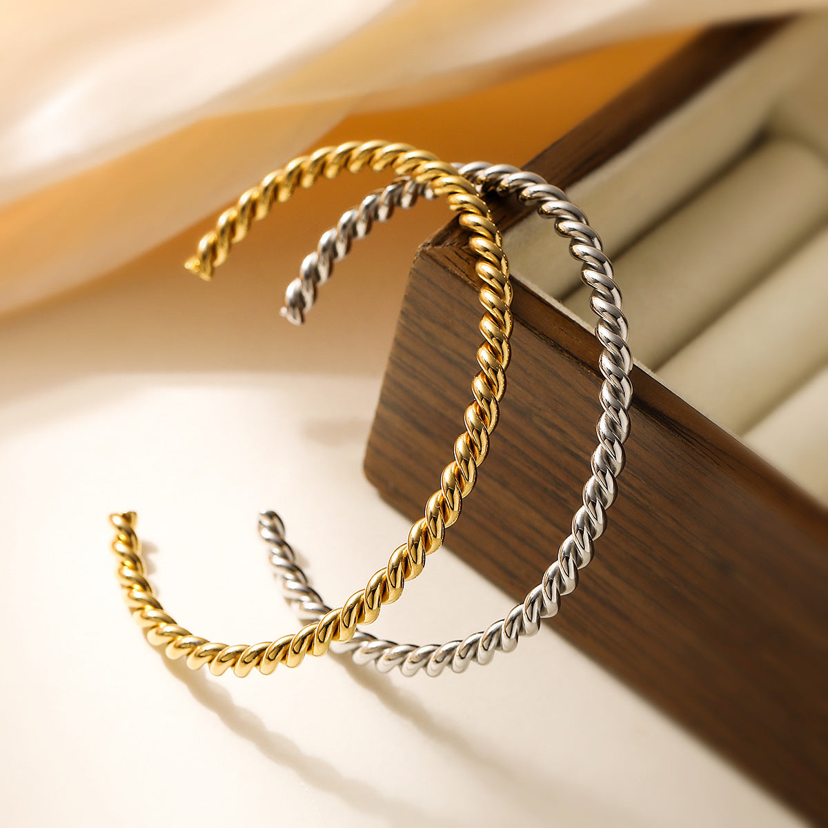 Bracciale da donna in acciaio inossidabile intrecciato dal design minimalista d'ispirazione vintage, placcato in oro 18 carati e con apertura irregolare