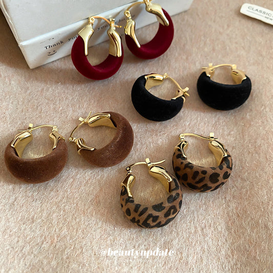 Orecchini geometrici a U vintage floccati da donna con finitura placcata, gioielli di lusso minimalisti per l'ufficio di tutti i giorni