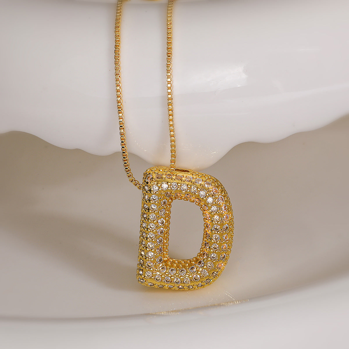 Collana con ciondolo a lettera geometrica minimalista da donna con intarsio in zircone in rame