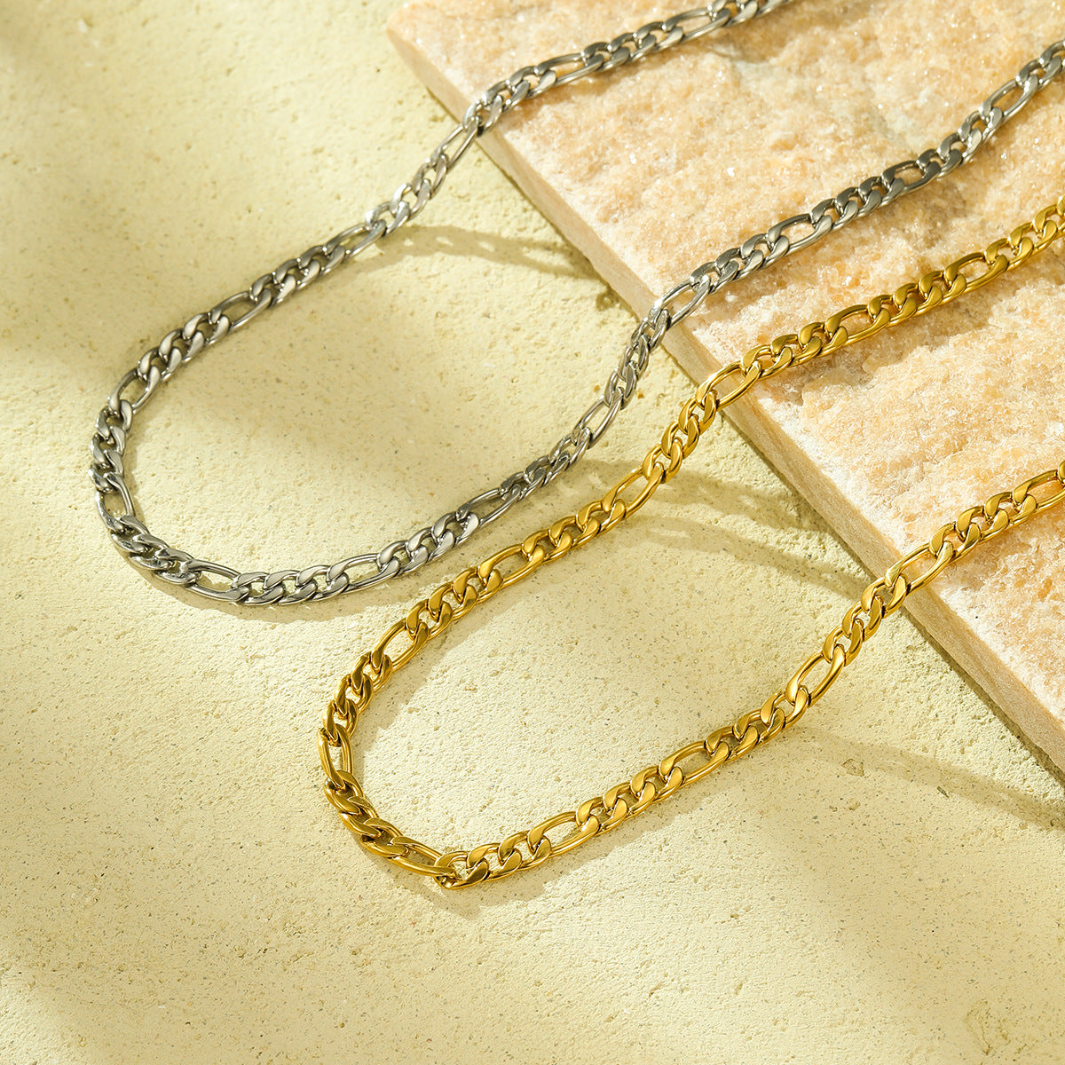 Collar minimalista de acero inoxidable con baño de oro de 18 quilates y diseño de cadena clásico para mujer