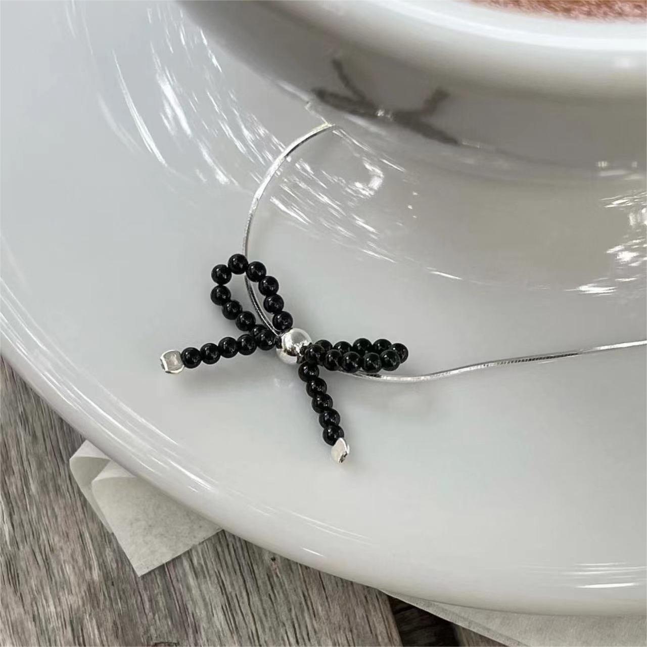 Collar Minimalista de Perlas con Lazo en Plata de Ley 925 con Baño de Oro sobre Cadena de Bolitas