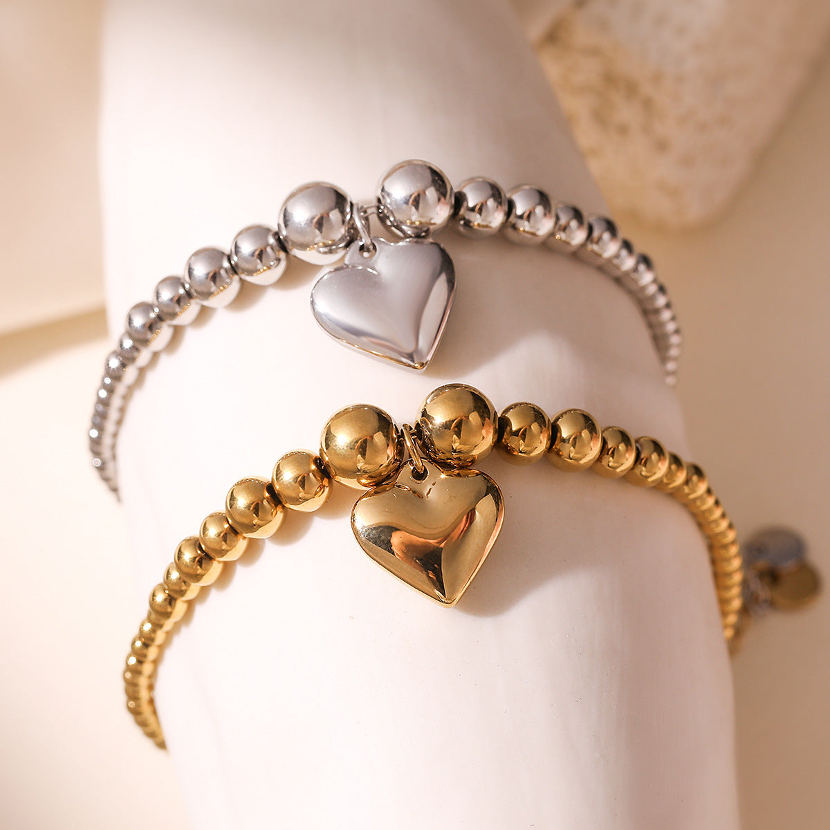 Pulsera minimalista de acero inoxidable con forma de corazón y acabado chapado para mujer