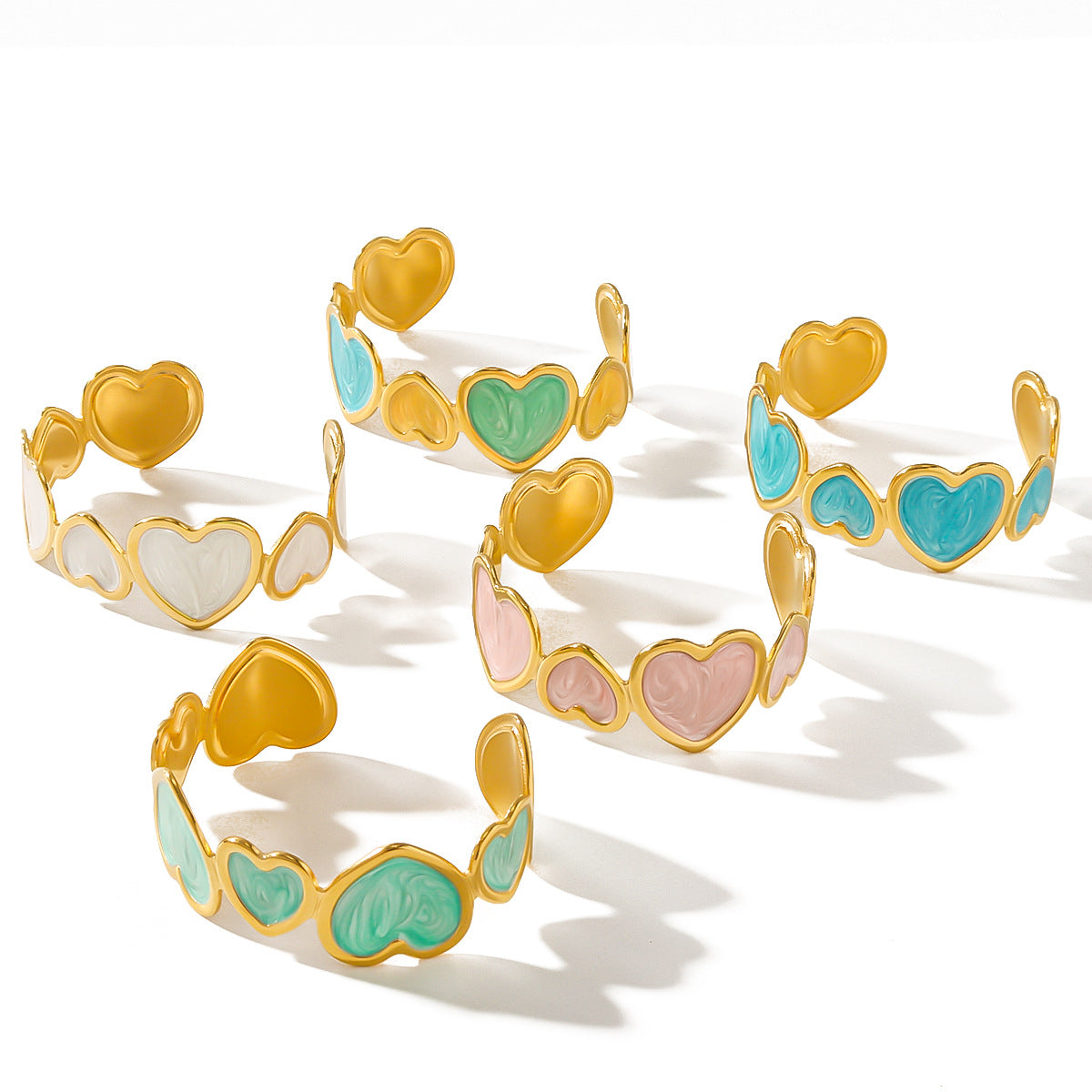 Bracciale Minimalista da Donna in Acciaio al Titanio Smaltato a Forma di Cuore con Finitura Colorata Placcata