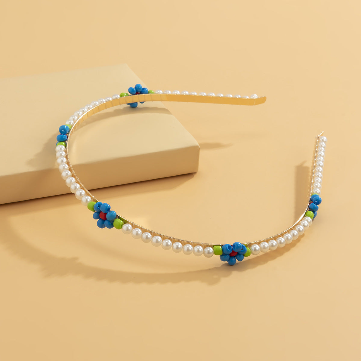 Diadema rústica de margaritas con perlas de imitación y diseño envolvente de cuentas para mujer