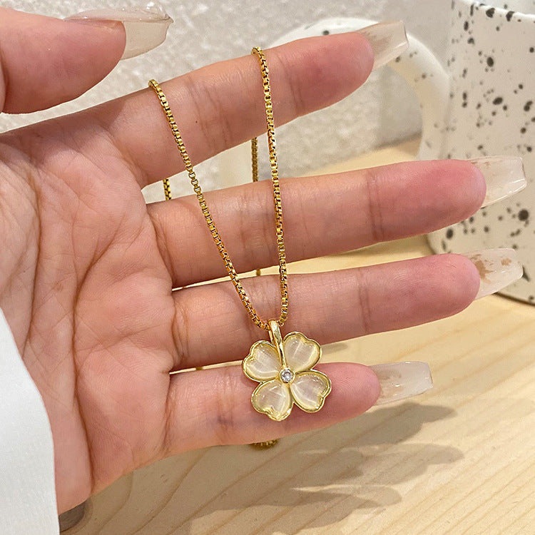 Collar con colgante de trébol de estilo natural para mujer con cadena de acero de titanio e incrustaciones de pedrería en diseño floral minimalista