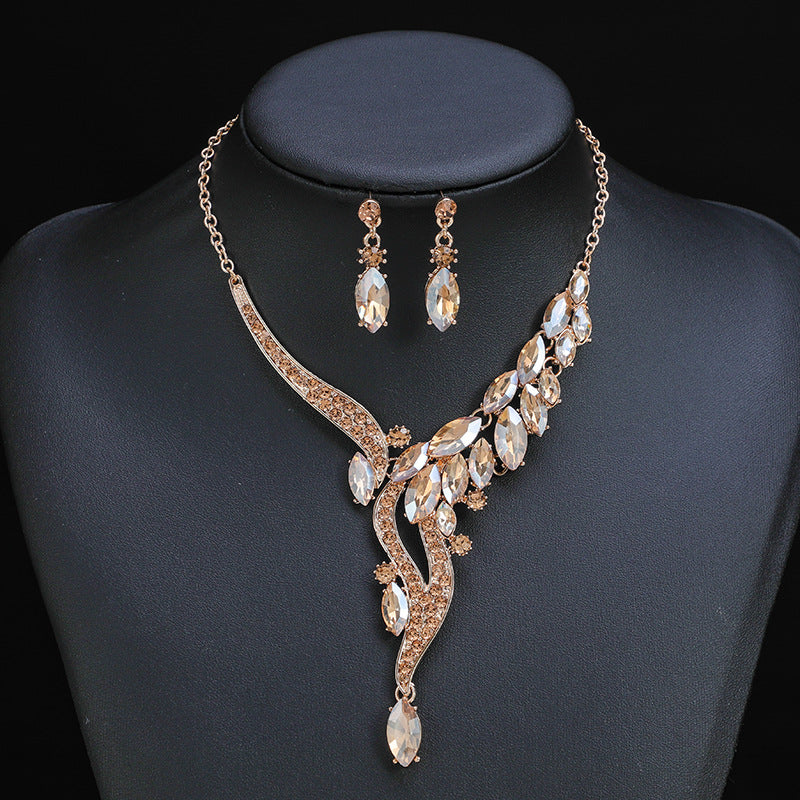 Vintage Leaf-Shaped Alloy Necklace Set with Rhinestone Accents and Gold Plated O-Chain for Women