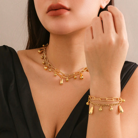 Collana minimalista con pendente geometrico a goccia da donna, con catena in metallo placcato e dettagli a nappa