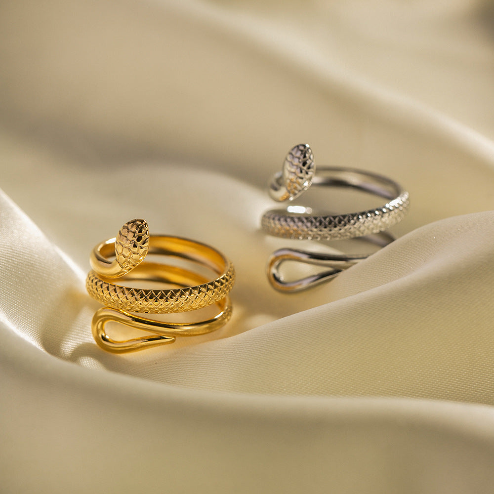 Anello classico da donna in acciaio inossidabile placcato oro 18 carati con serpente testurizzato, design scavato, regolabile