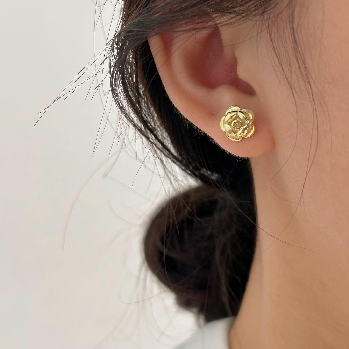 Orecchini a perno minimalisti floreali in argento 925 con placcatura in oro per donna