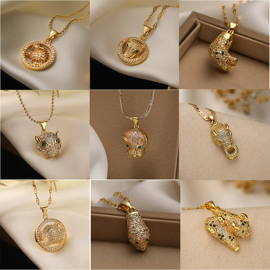 Collana pendente minimalista a forma di leopardo da donna con base in rame e placcatura in oro 18 carati, intarsio di zirconi, catena alla clavicola alla moda
