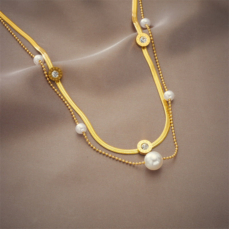 Collar de mujer estilo vintage con colgante redondo de doble capa con perlas y números romanos, detalles de diamantes de imitación, en acero de titanio y cadena de serpiente