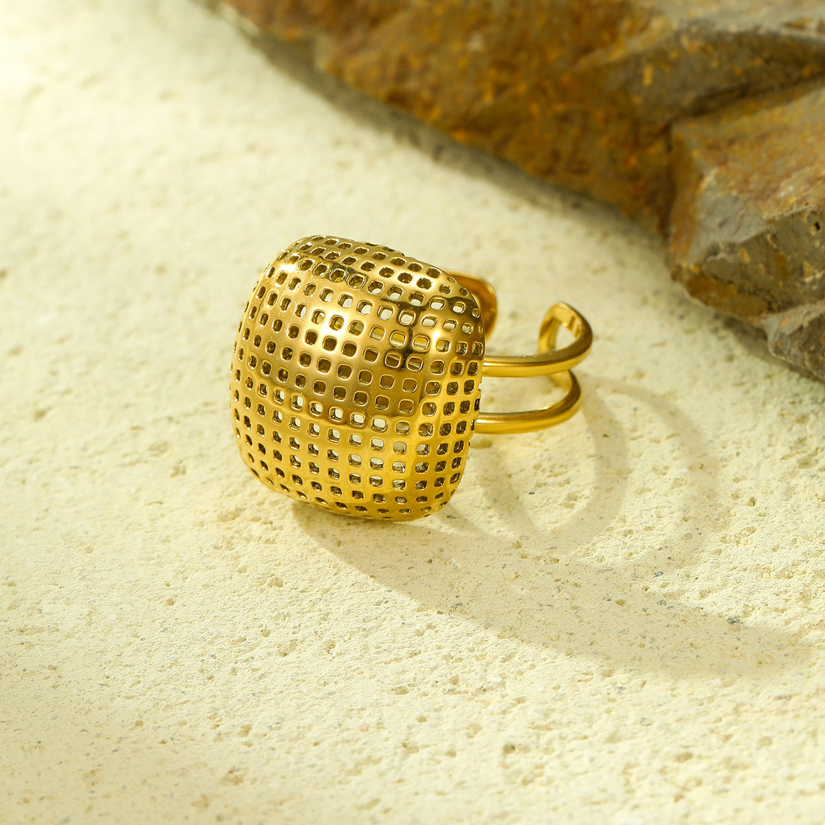 Anillo Abierto Minimalista de Lujo de Acero de Titanio con Textura Cuadrada de Rejilla Hueca para Mujer