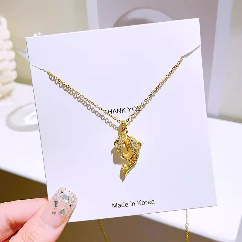 Collana con ciondolo a doppio pesce minimalista in acciaio al titanio con placcatura in oro per donne e uomini, gioielli a medaglione con catena a O e design floreale irregolare
