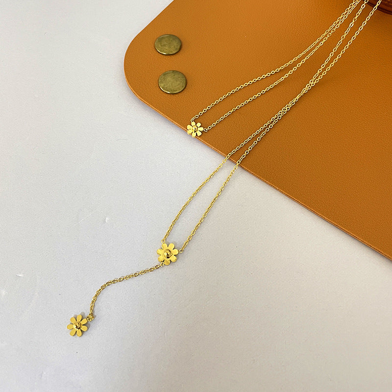 Minimalist Daisies Pendant Necklace for Women in Titanium Steel with Plated Finish, Double-Layer Clavicle Chain in Cross Link Style