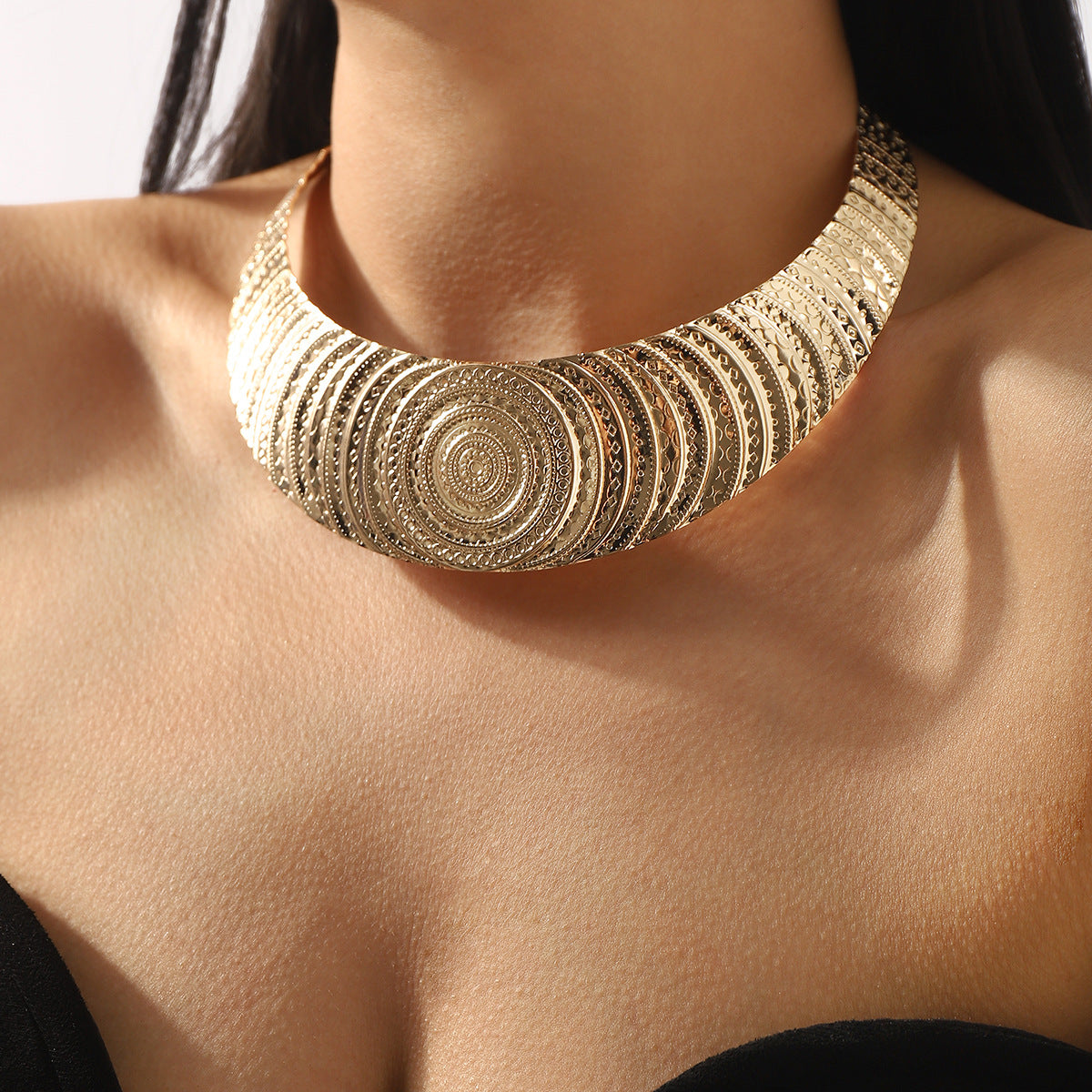 Gargantilla de hierro grabada con textura geométrica para mujer con diseño de contorno de moda