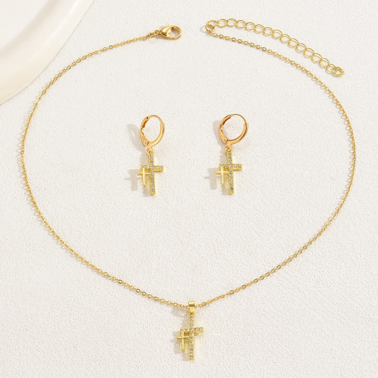 Set di collana con ciondolo a croce e orecchini minimalisti da donna con intarsio in zircone su catena in rame
