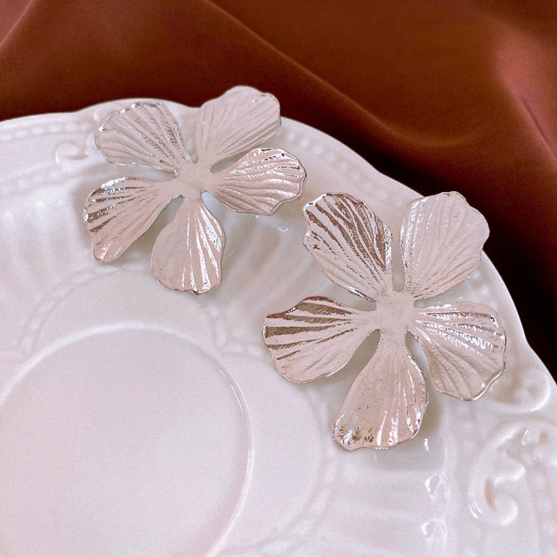 Orecchini da donna vintage floreali geometrici con perle, finitura smaltata, in rame placcato e perni in acciaio inossidabile