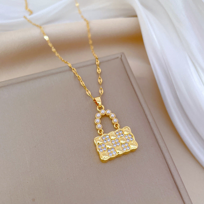 Collar con colgante de bolso minimalista geométrico con perlas para mujer, con cadena de acero de titanio y detalles de diamantes de imitación