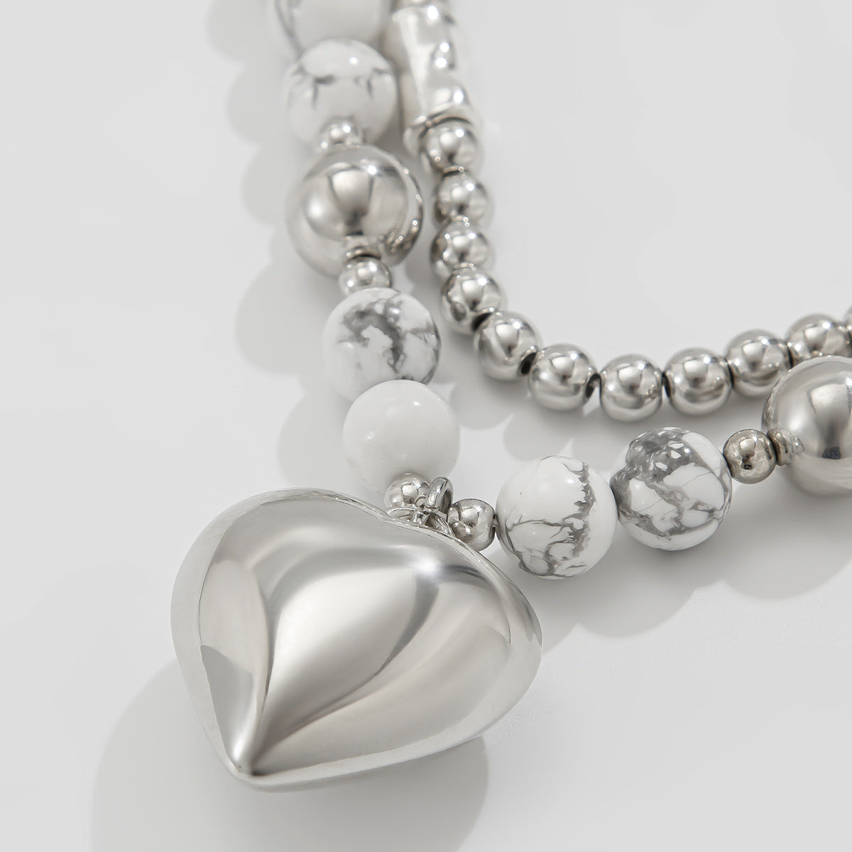 Collana con ciondolo a cuore minimalista con ciondolo in lega placcata e delicata catena per clavicola
