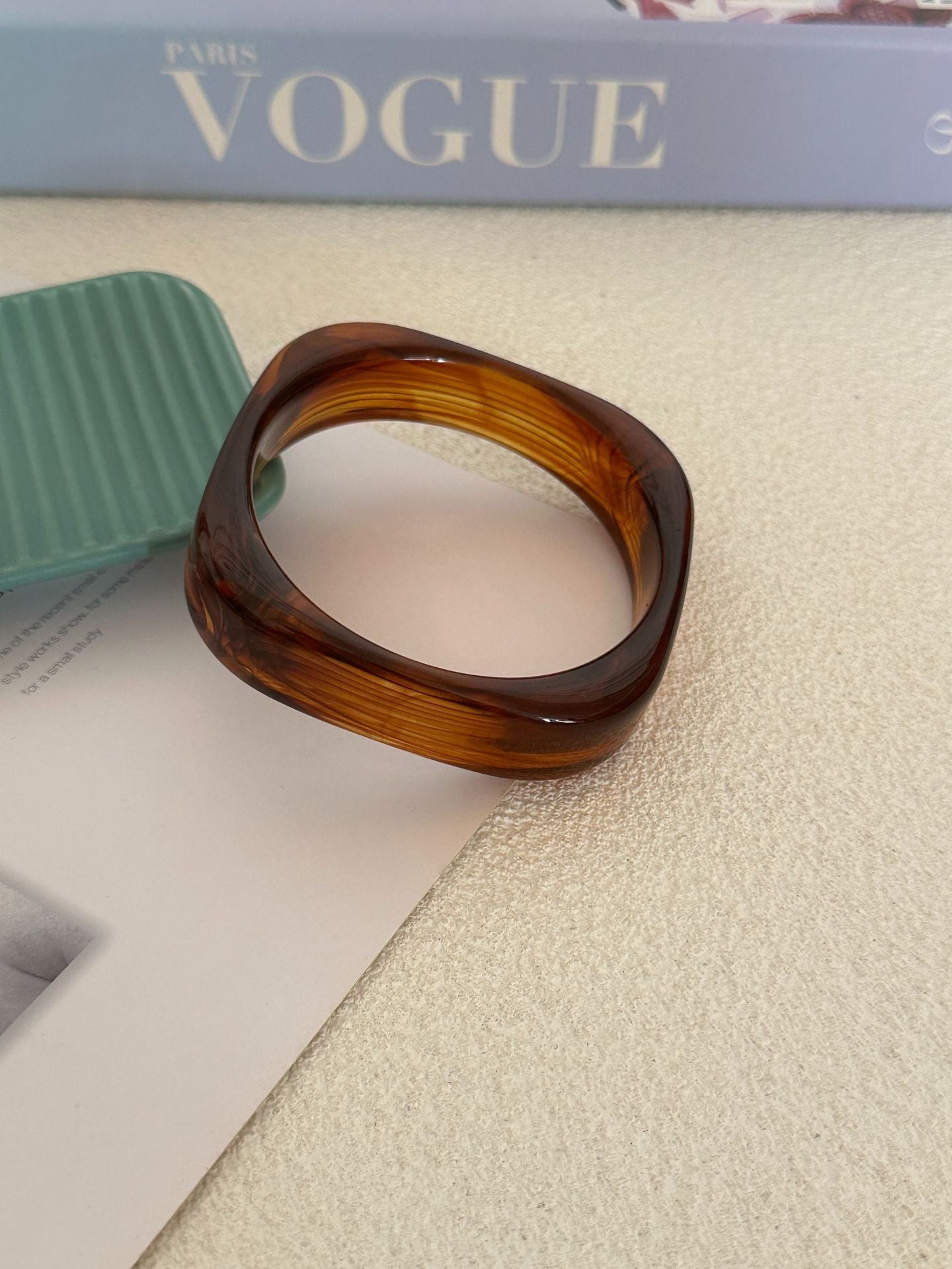 Bracciale rigido in acrilico geometrico minimalista con gocce d'olio
