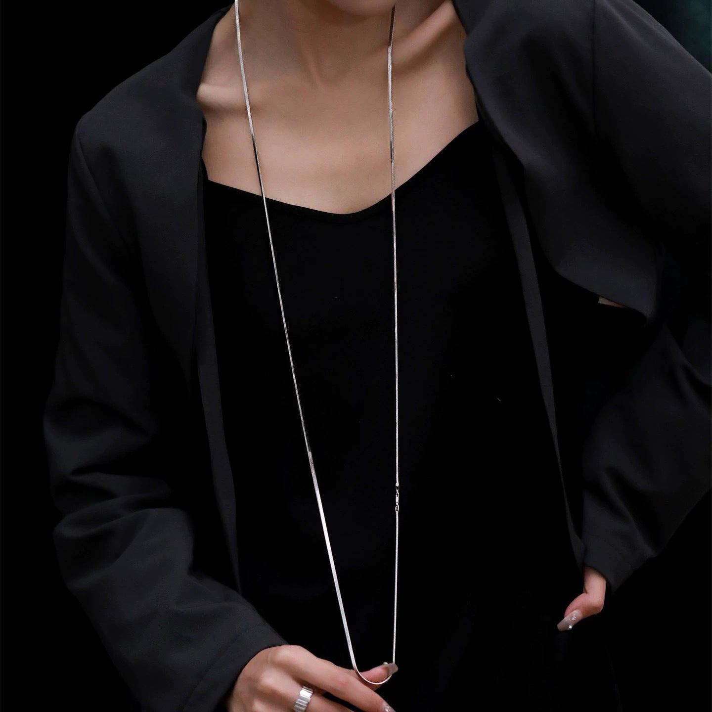 Collar minimalista con cadena plana de serpiente en acero de titanio con baño de oro para mujer, collar extralargo para combinar en capas