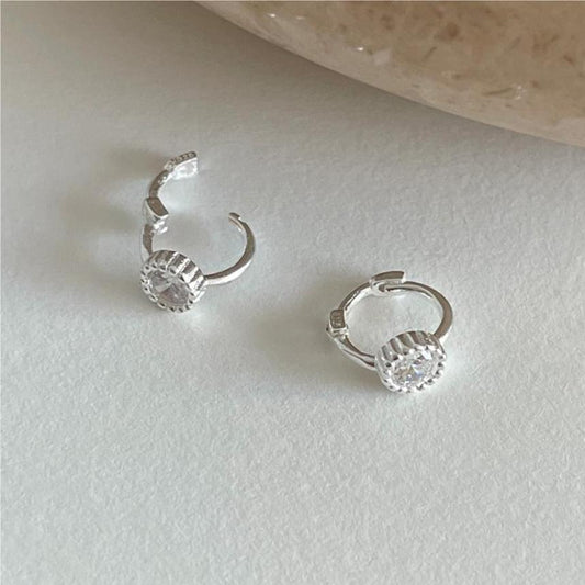 Pendientes de Tuerca Minimalistas de Plata de Ley 925 con Letras Geométricas y Circonitas Cúbicas Bañados en Oro