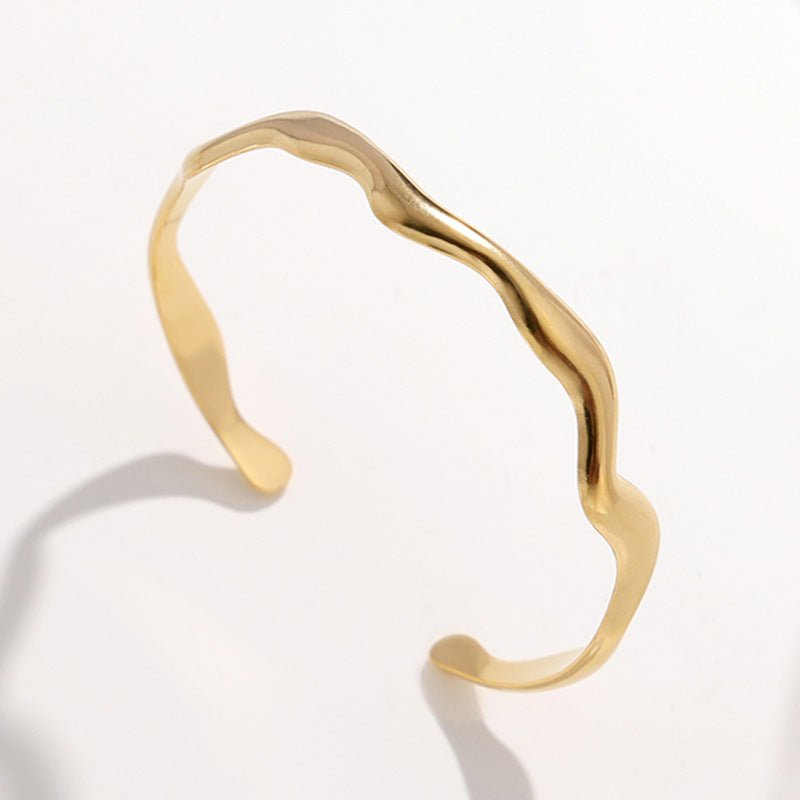 Bracciale da donna minimalista in acciaio al titanio a forma di onda con finitura placcata, accessorio di moda