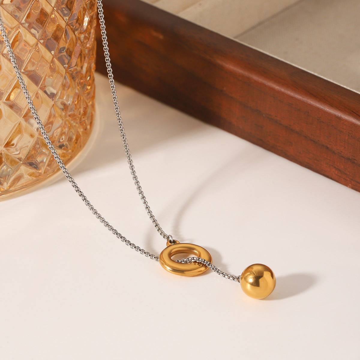 Collana a Sfera Geometrica Minimalista da Donna in Acciaio Inossidabile con Dettagli in Acciaio al Titanio e Finitura Placcata su Catena Box