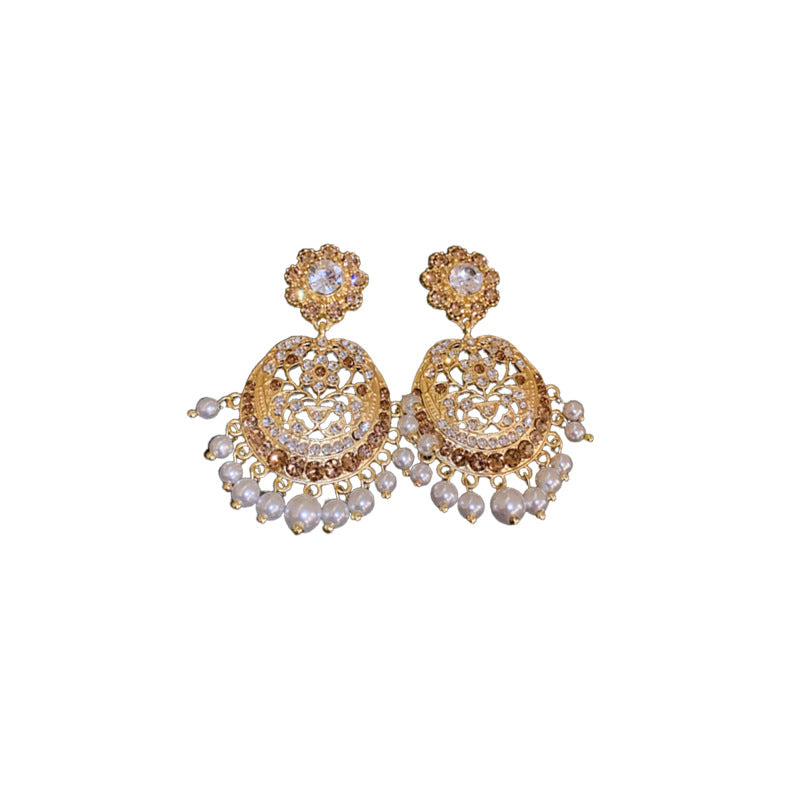 Orecchini a perno vintage geometrici in lega con strass e intarsio di perle, design traforato, ganci placcati argento da donna