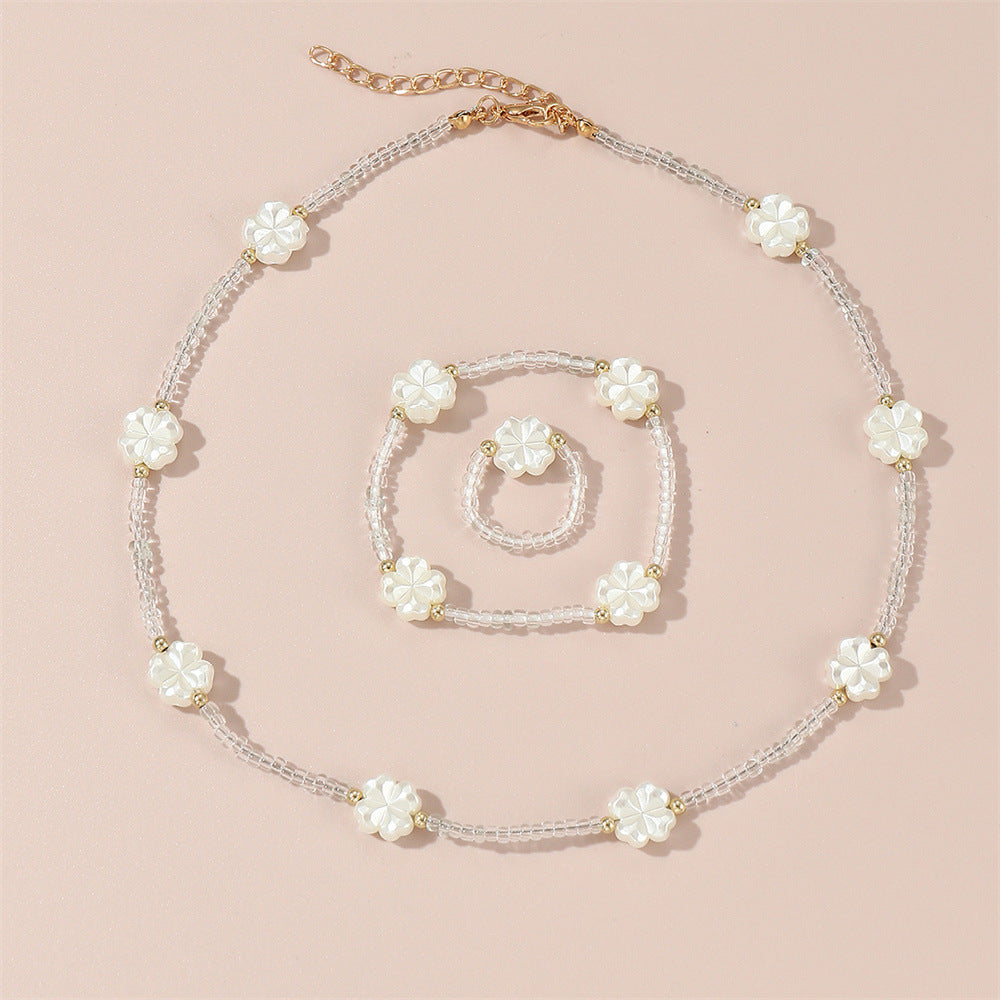 Set di collana floreale a farfalla minimalista con perle e ciondolo in plastica su catena di perline rotonde per ragazze