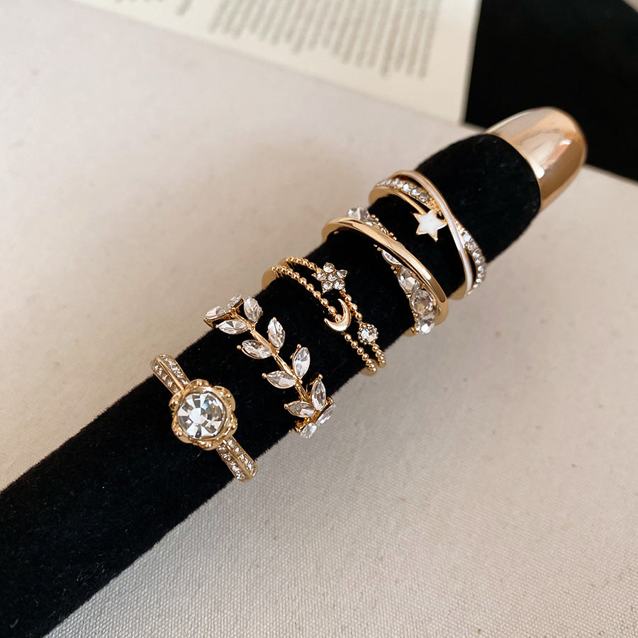 Elegante Anello a Fiore in Zirconia Francese con Accenti di Perle da Donna — Anelli Minimalisti a Misura Aperta per Dito Indice con Estetica di Lusso