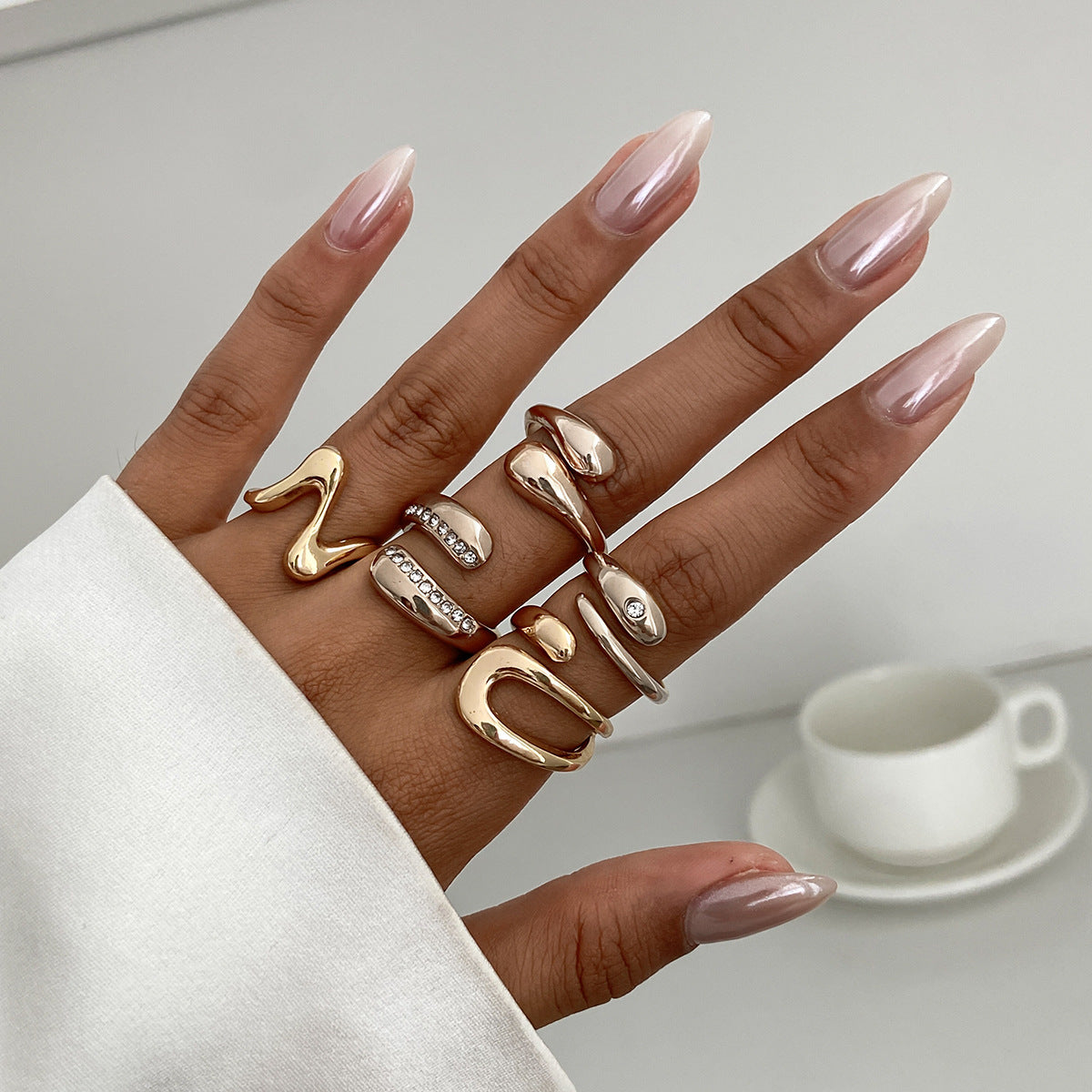Anillo Minimalista Geométrico de Aleación para Mujer con Diamantes de Imitación Micro-Pavé y Diseño de Junta Abierta