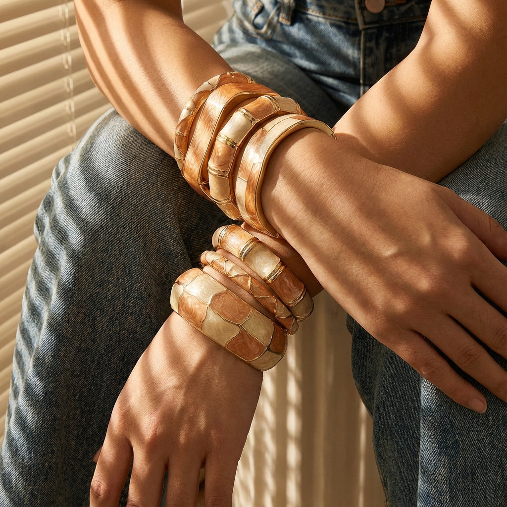 Set di Bracciali in Lega Placcata, con Smalto Geometrico Sgocciolante, alla Moda