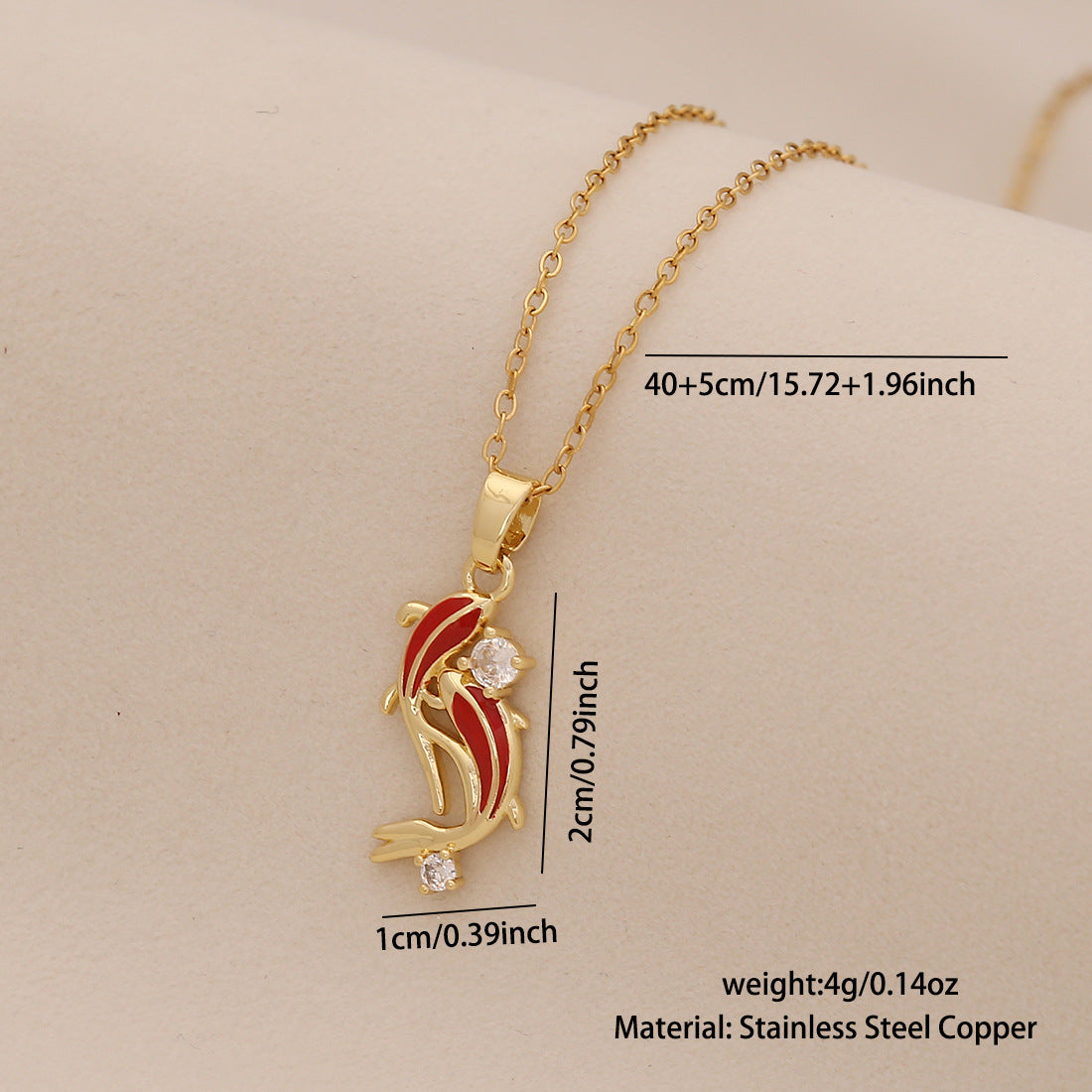 Elegante collar con colgante de pez koi rojo de acero inoxidable con acabado chapado para mujer