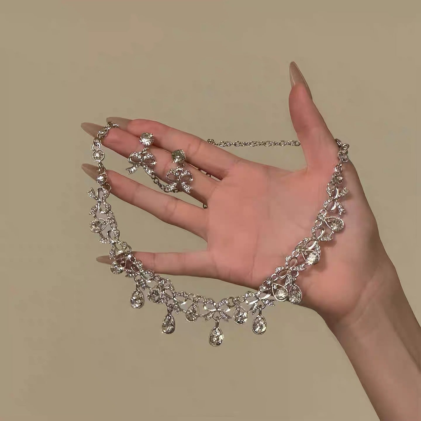 Elegante set collana con ciondolo a goccia e orecchini a perno in lega con intarsio di strass, stile lusso minimalista da donna