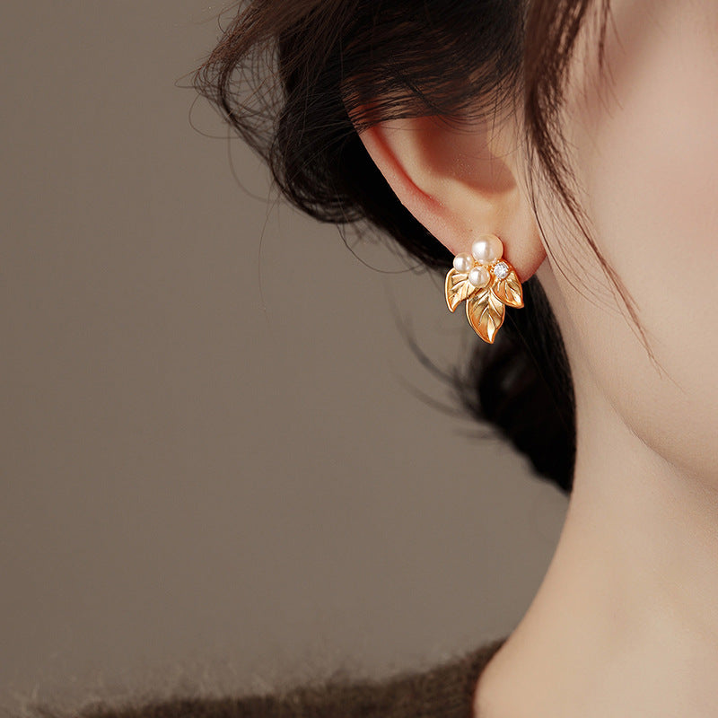 Elegantes pendientes de perlas con forma de hoja, de estilo vintage francés, para mujer, con postes de acero chapado