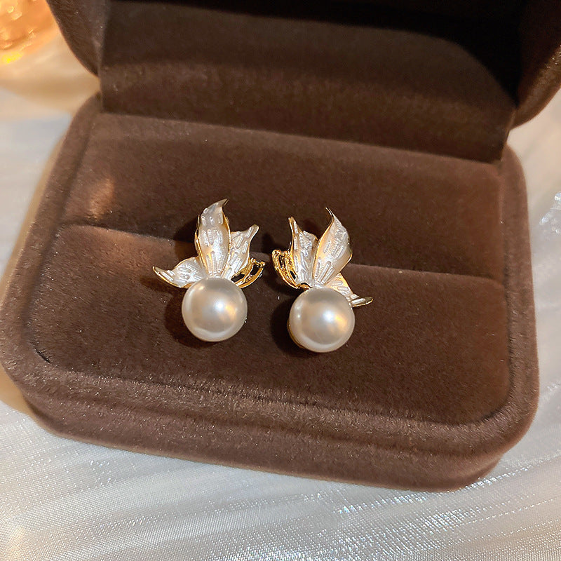 Elegantes pendientes florales de perlas con postes de plata chapados en oro para mujer