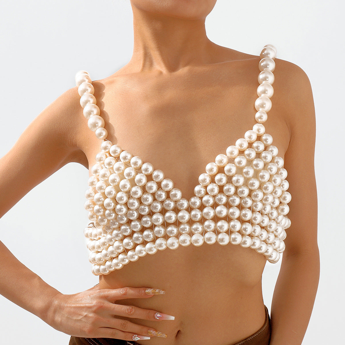 Ornamento geometrico da corpetto in acrilico con perle e dettagli intrecciati a mano, da donna