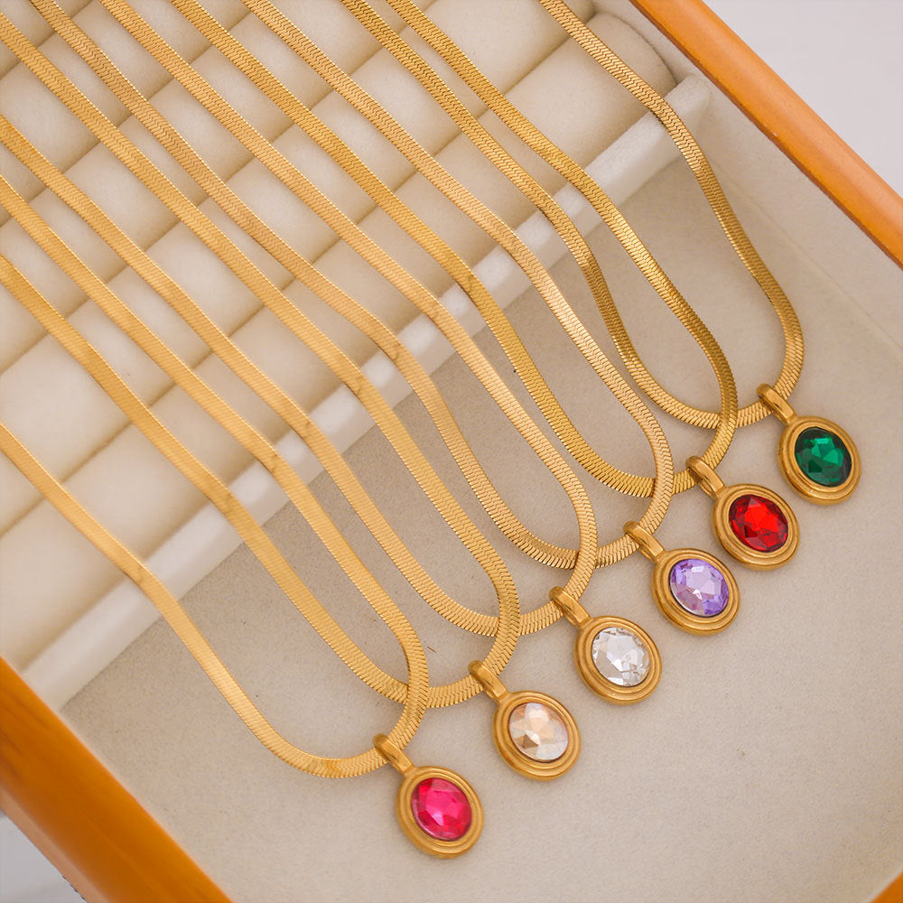 Collar minimalista con colgante ovalado de acero de titanio en cadena de serpiente plana con incrustaciones de diamantes de imitación y acabado chapado