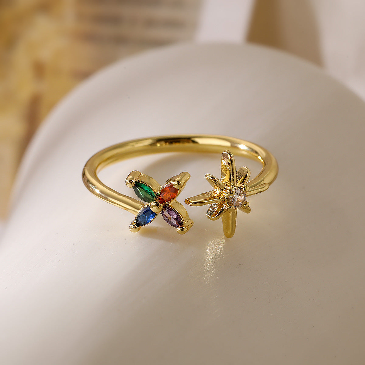 Anello Geometrico Minimalista Regolabile da Donna in Ottone con Placcatura in Oro Vero e Zirconi Micro-Incastonati