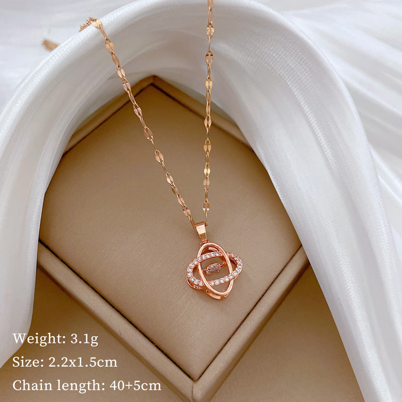 Collana con pendente in acciaio inossidabile di lusso a quadrifoglio per donna con intarsio di strass, design geometrico, catena delicata per clavicola