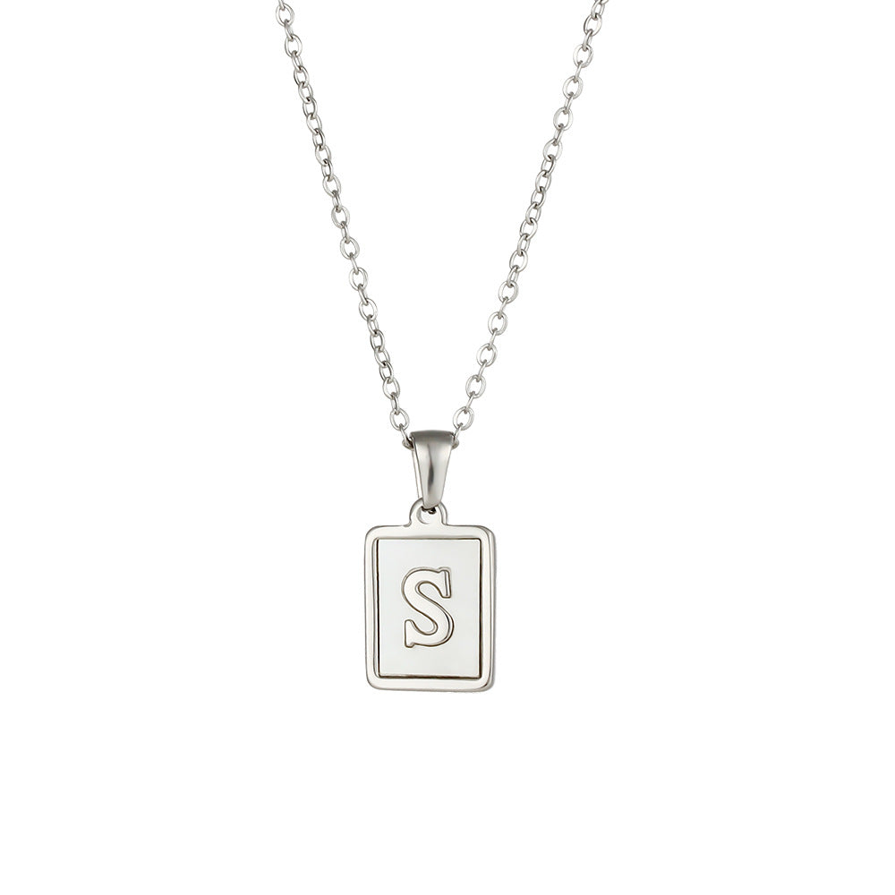 Collana con Ciondolo a Lettera Minimalista in Acciaio al Titanio per Donna con Finitura Galvanizzata e Intarsio in Madreperla Bianca Naturale