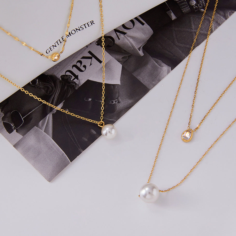Collana con Pendente Geometrico Minimalista in Acciaio al Titanio con Accenti di Strass su Catena in Acciaio Inossidabile da Donna