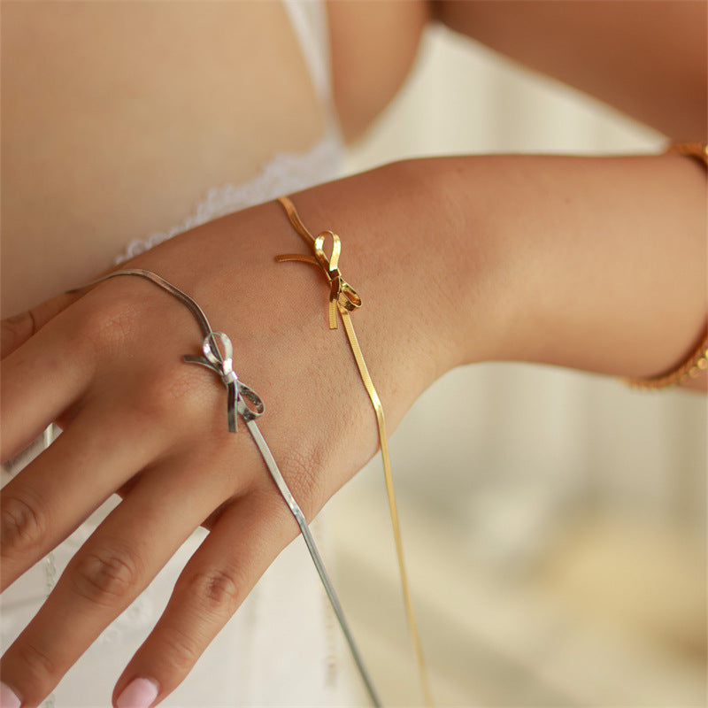 Gargantilla Minimalista para Mujer con Cadena de Serpiente de Acero Titanio Chapada en Oro y Diseño de Lazo