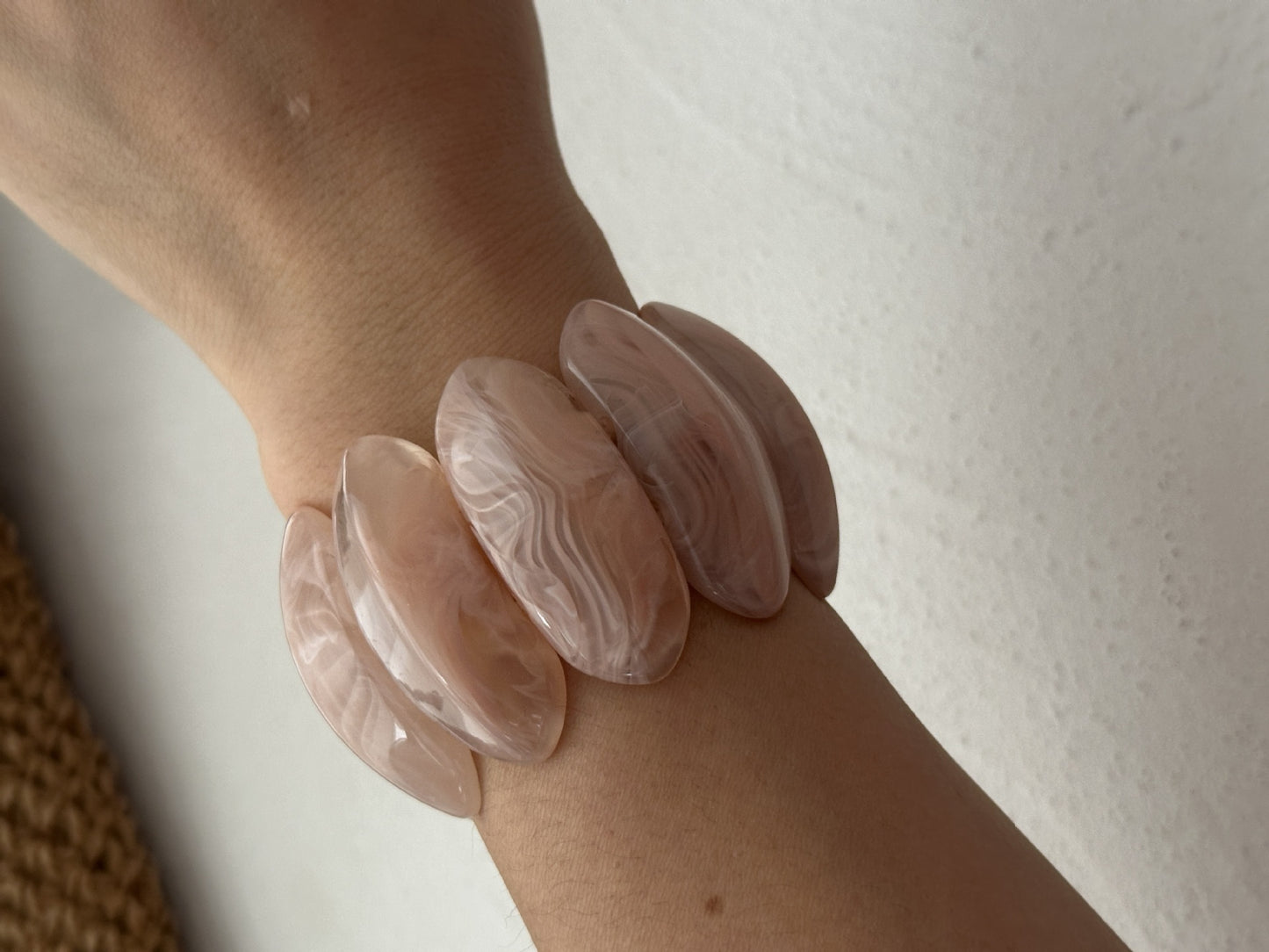 Bracciale da donna minimalista con olio a goccia in resina geometrica sfumata