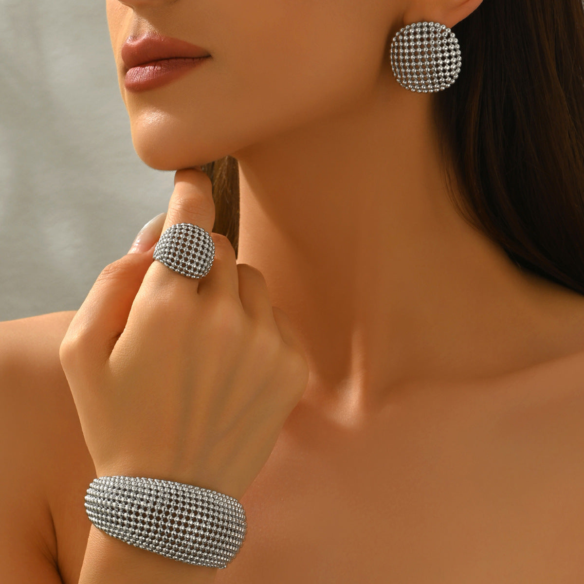 Set di gioielli placcati in lega di zinco con bracciale, orecchini e anello a forma geometrica traforata da donna