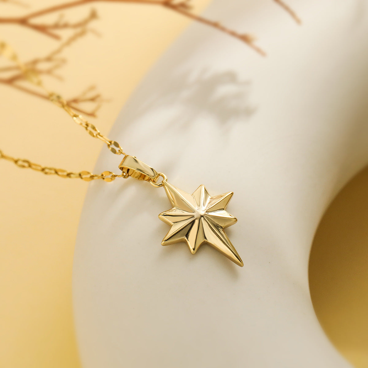 Collana con Pendente Minimalista a Testa di Cane Geometrica da Donna, Base in Rame Placcato Oro 18K con Dettagli in Zircone