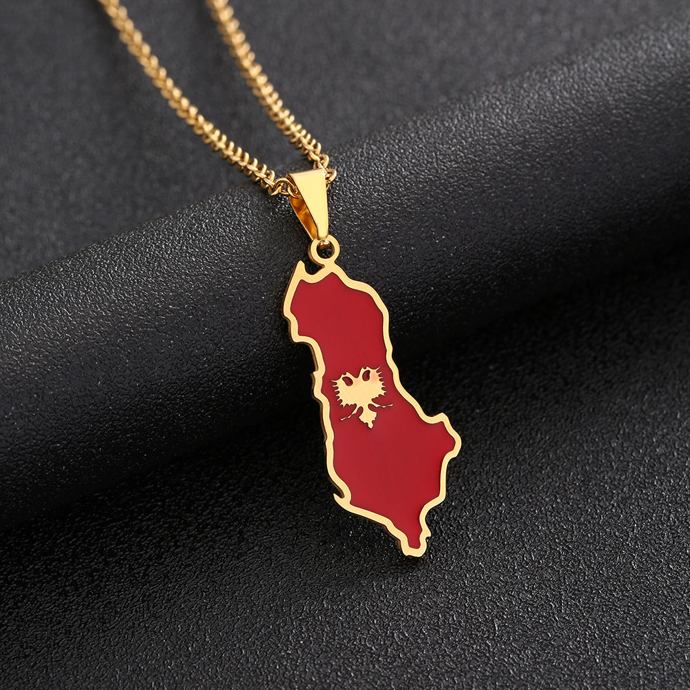 Collana con ciondolo a mappa etnica geometrica dell'Albania in acciaio inossidabile con ciondolo in acciaio al titanio e finitura galvanizzata su catena a O per unisex